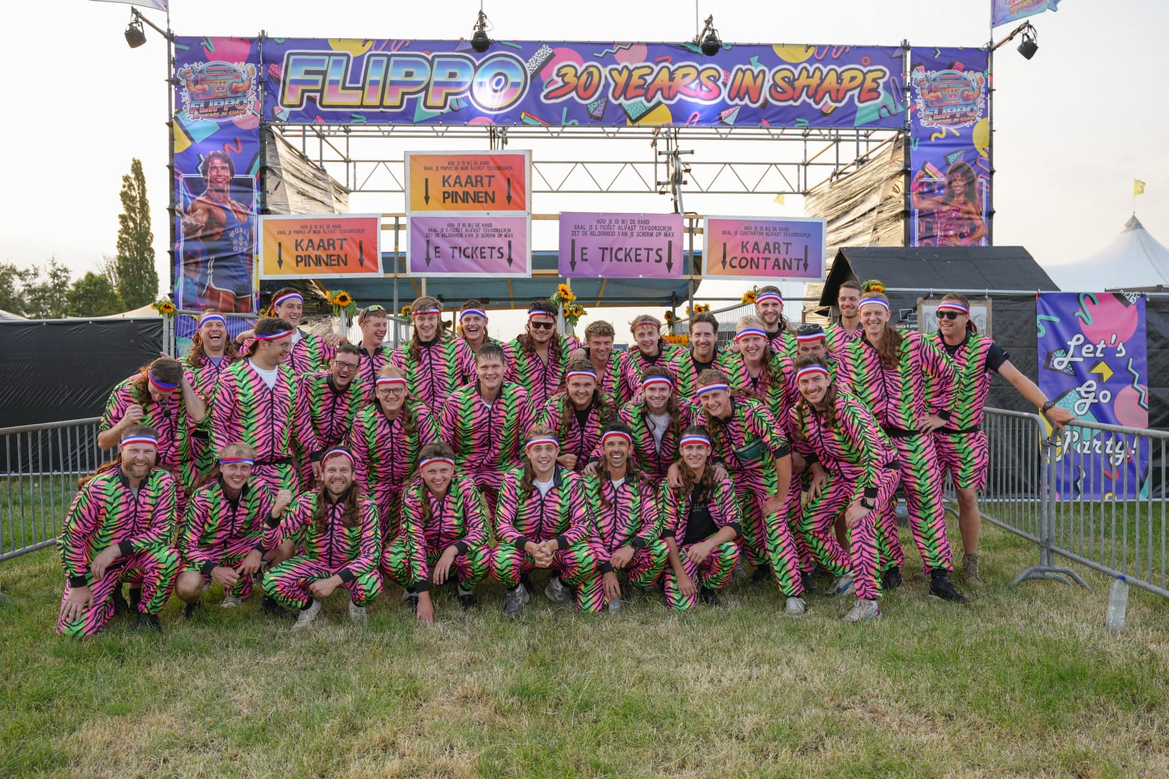Groepsfoto van het Flippofeest voor Flippo 30 Years in Shape